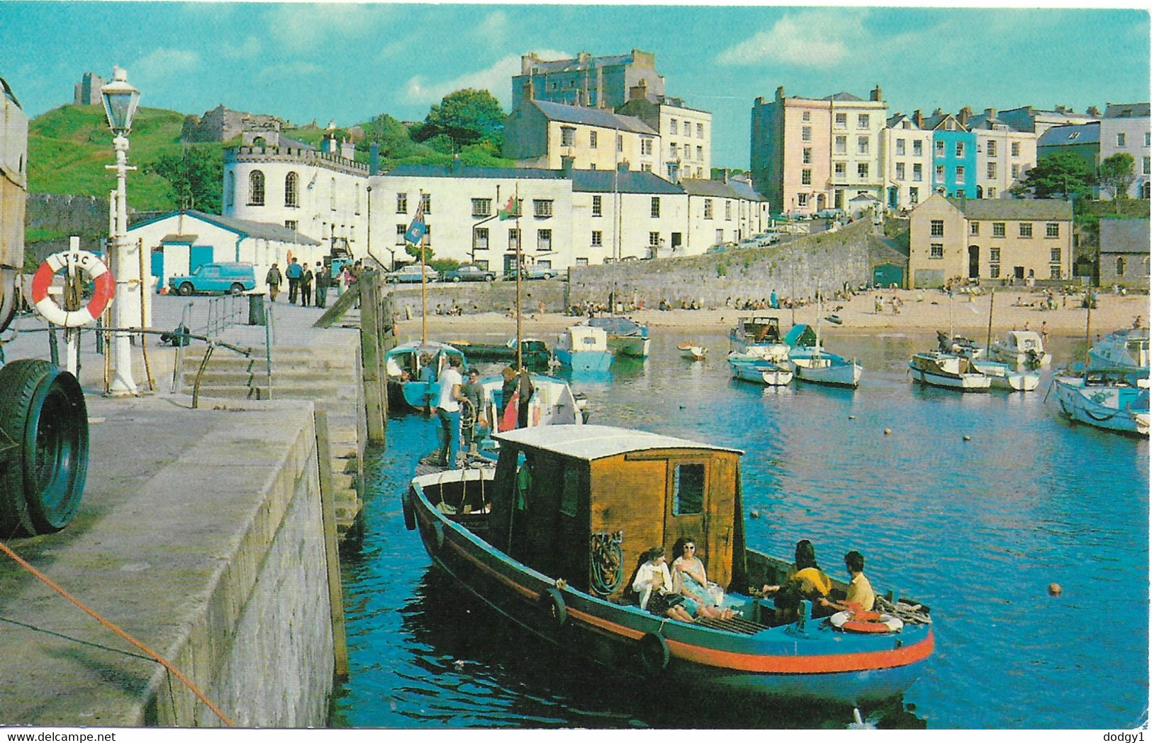 QUAY AND HARBOUR, TENBY, PEMBROKESHIRE, WALES. USED POSTCARD   Wd7 - Pembrokeshire