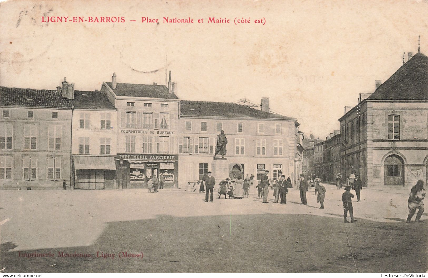 France - Ligny En Barrois - Place Nationale Et Mairie Côté Est - Impr. Meusienne - Animé - Carte Postale Ancienne - Bar Le Duc