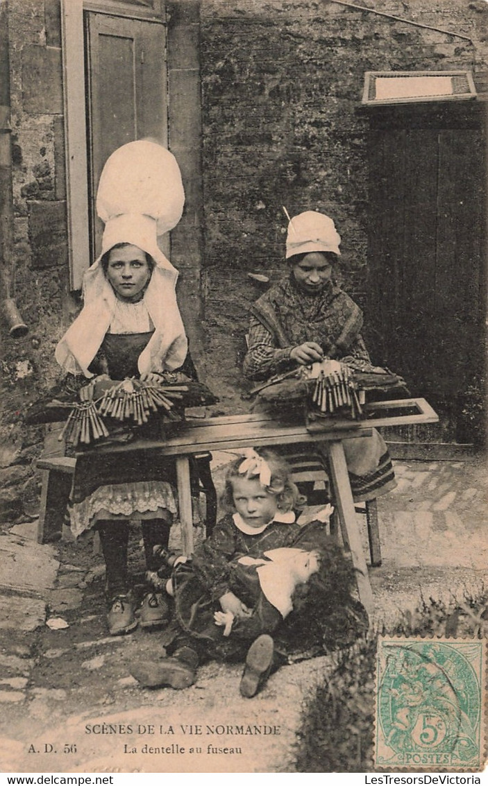 Folklore - Scènes De La Vie Norménde - La Dentelle Au Fuseau - Enfant - Coiffe - Carte Postale Ancienne - People