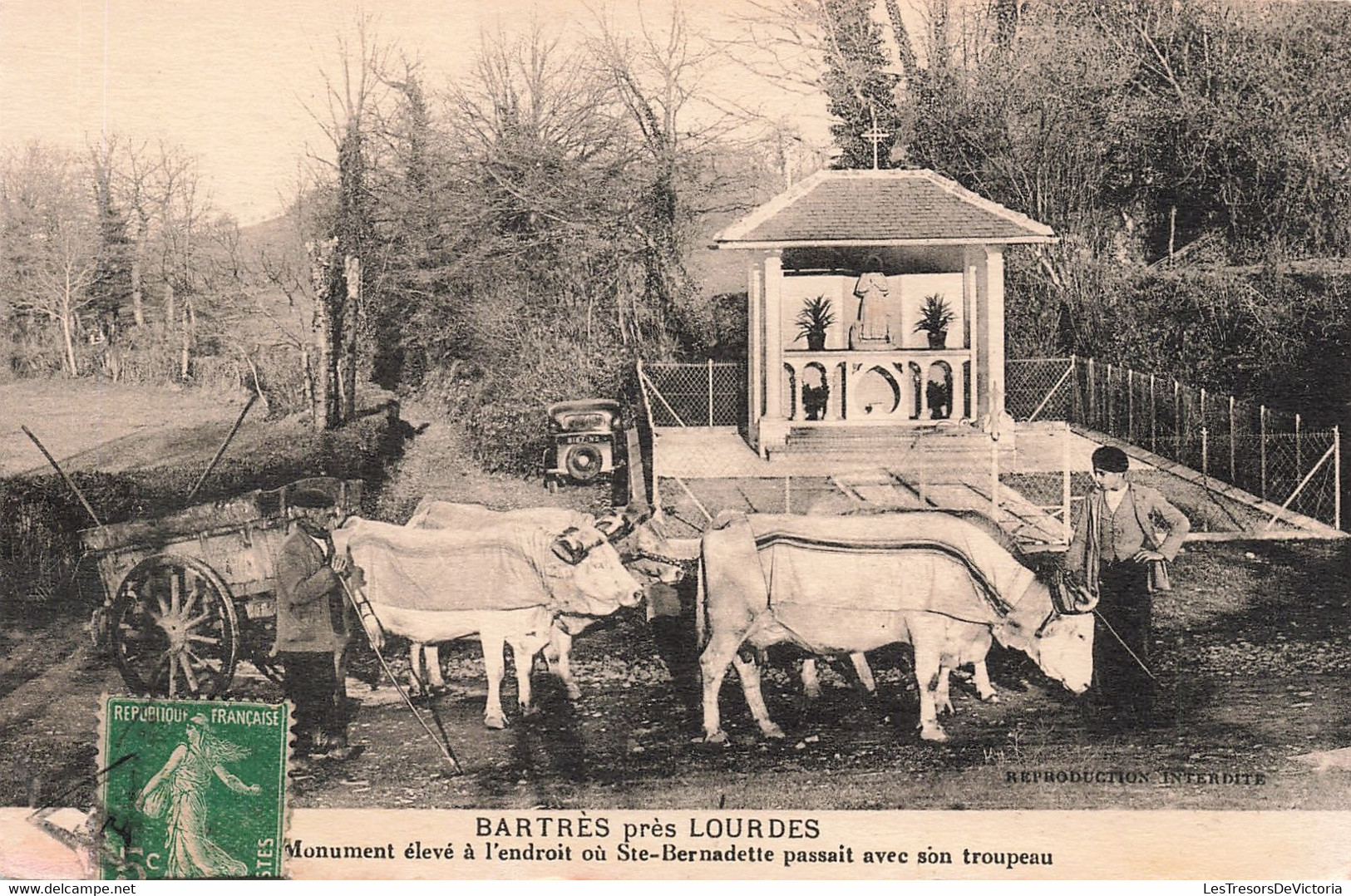 Folklore - Bartrès Près De Lourdes - Monument élevé à L'endroit Où Ste Bernadette Passait  - Carte Postale Ancienne - Personen