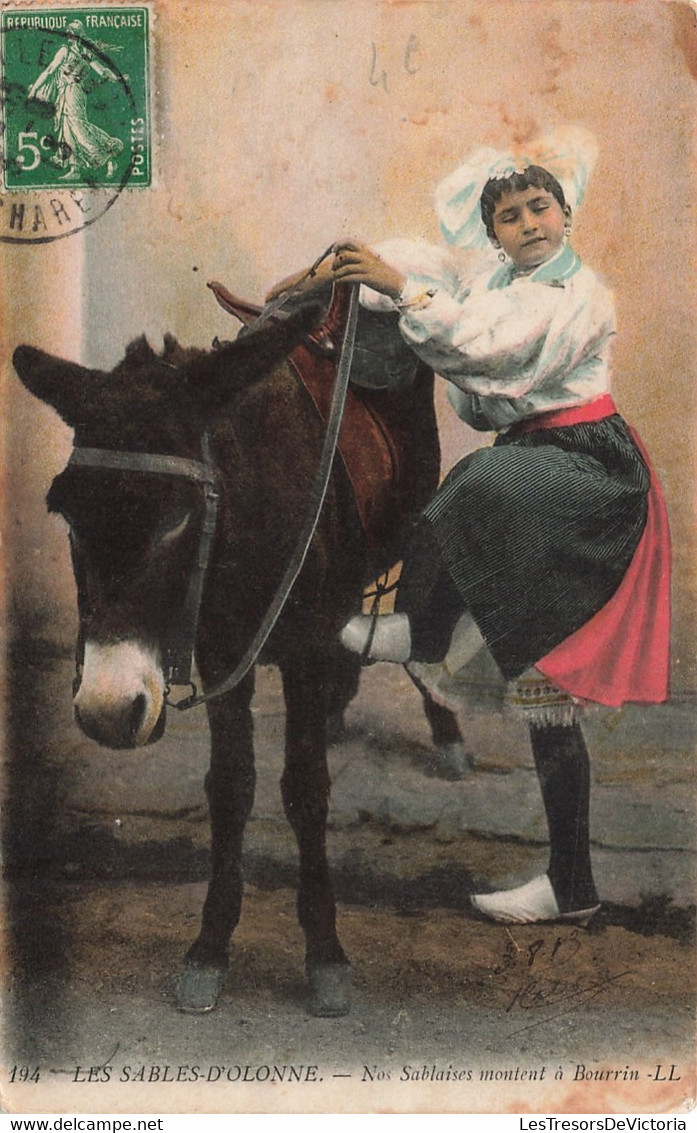 Folklore - Les Sables D'olonne - Nos Sablaises Montent à Bourrain - L.L. -Ane - Colorisé -  Carte Postale Ancienne - People