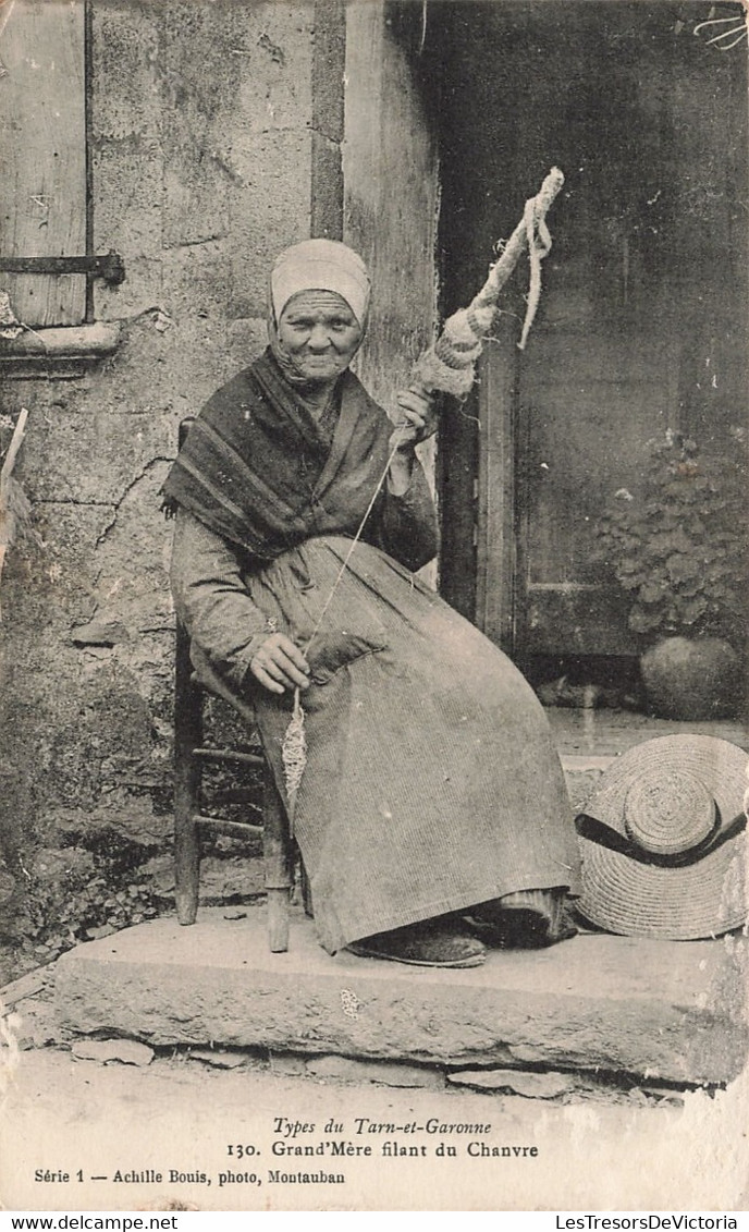 Folklore - Types Du Tarn Et Garonne - Grand'mère Filant Du Chanvre - Photo A. Bouis -  Carte Postale Ancienne - People