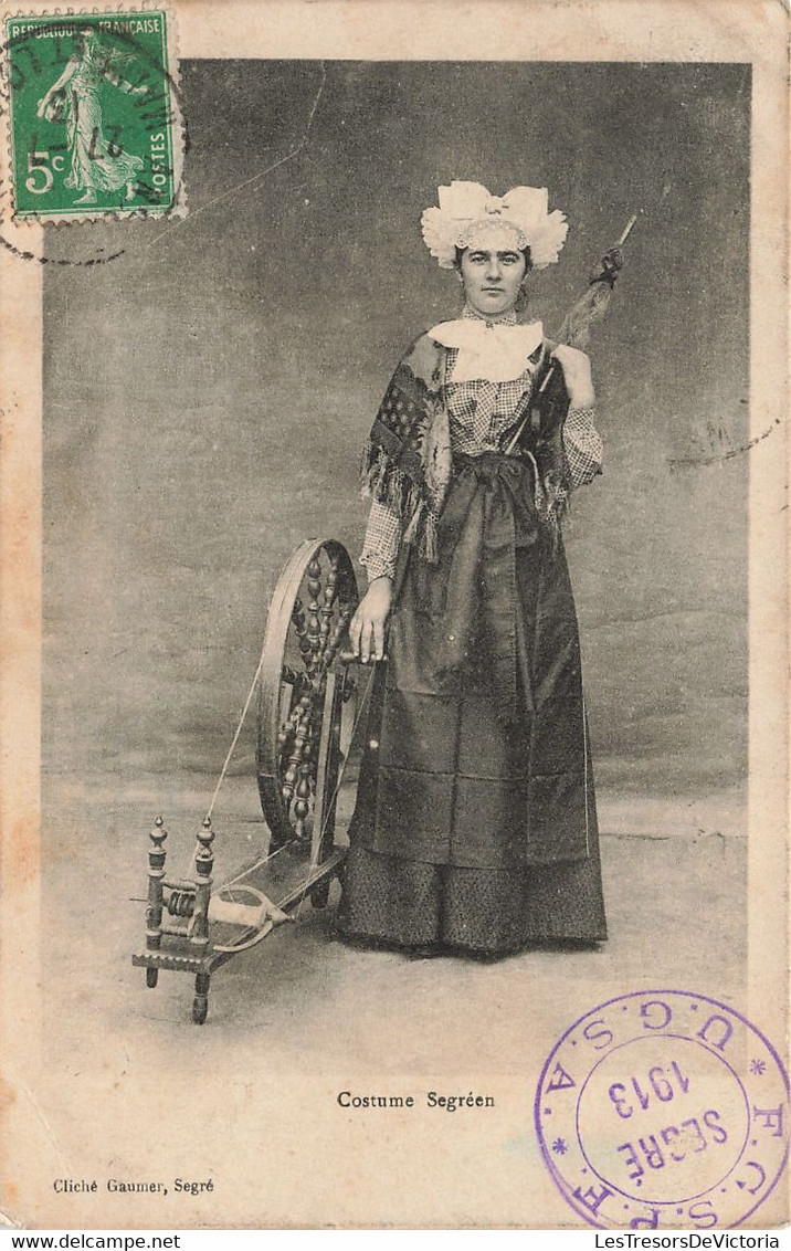 Folklore - Costume Ségréen - Rouet - Coiffe - Cliché Gaumer -  Oblitération Ségré 1913 - Carte Postale Ancienne - Personaggi