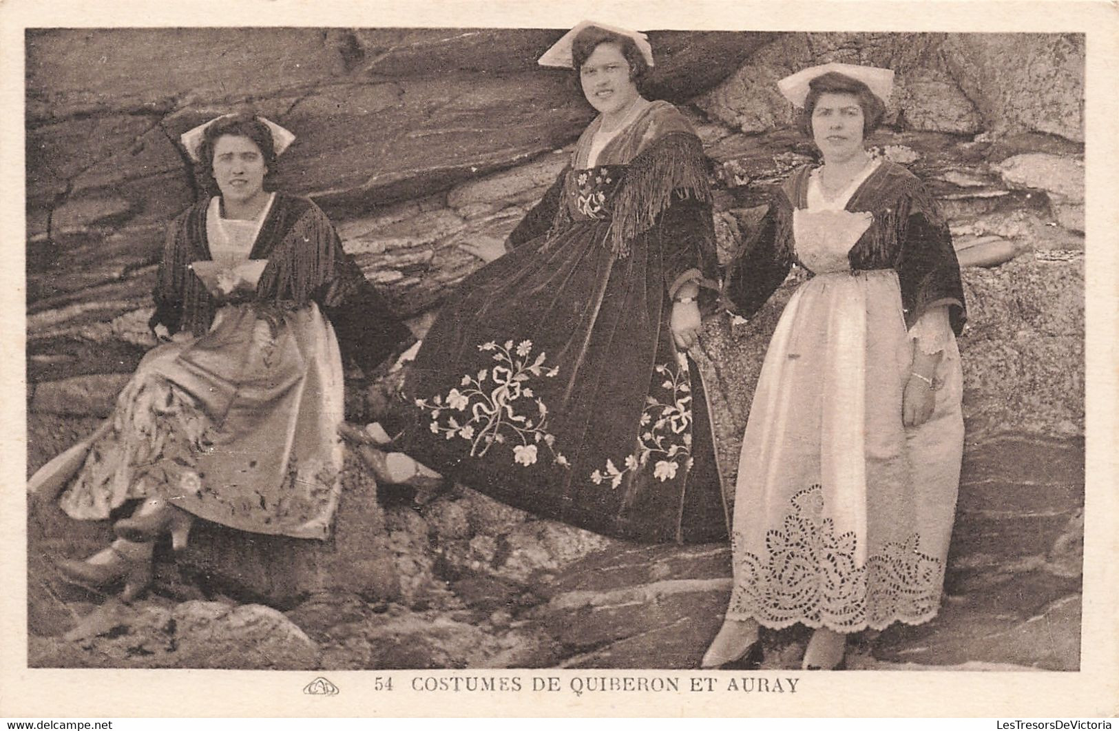 Folklore - Costume De Quiberon Et Auray - Compagnie Alsacienne Des Arts Photomécaniques -  Carte Postale Ancienne - People