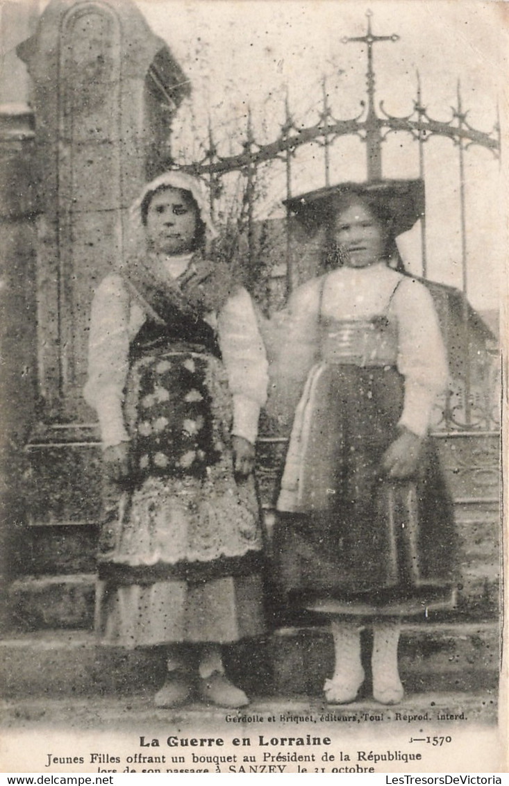 Folklore - La Guerre De Lorraine - Jeunes Filles Offrant Un Bouquet Au Président  -  Carte Postale Ancienne - Personnages