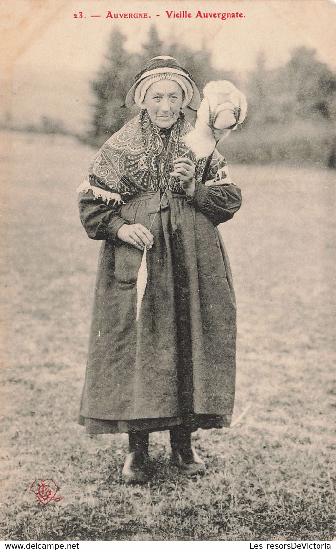 Folklore - Auvergne - Vieille Auvergnate - Fusain - Costume Traditionnel  -  Carte Postale Ancienne - Personnages