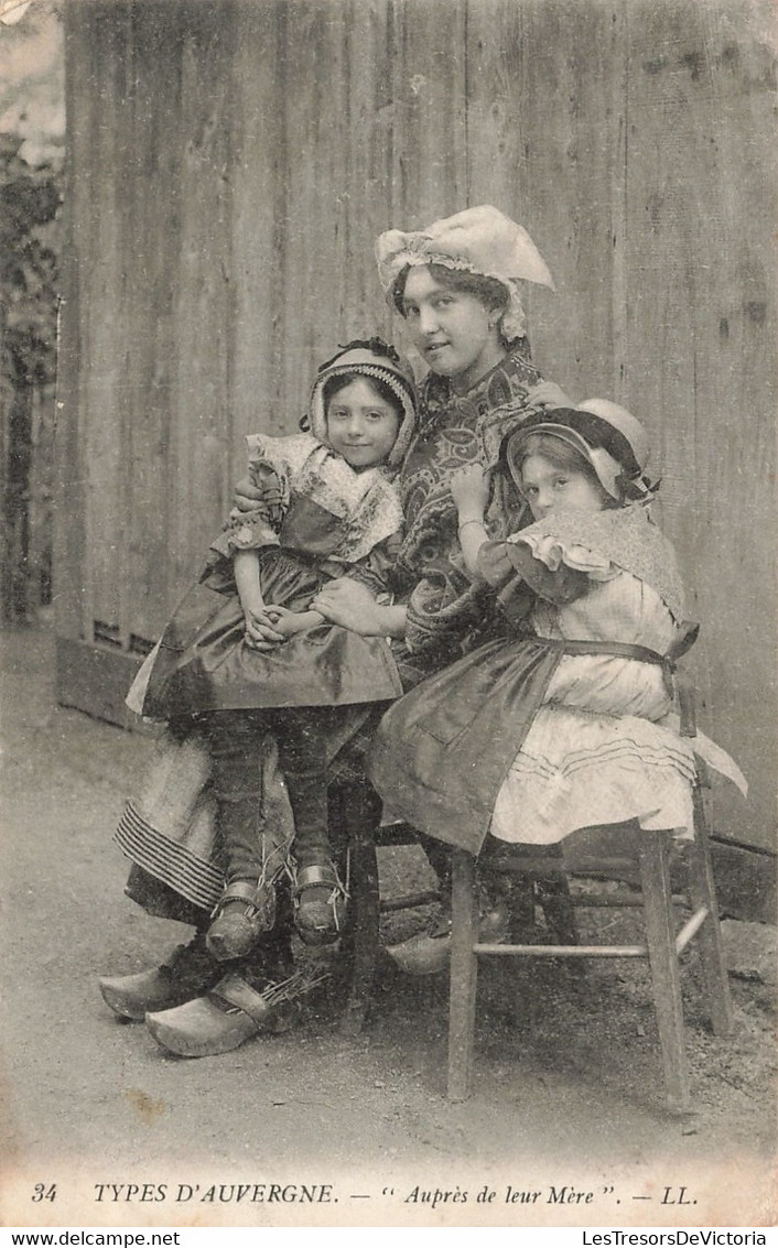 Folklore - Type D'auvergne - Auprès De Leur Mère - Enfant - Coiffe - Sabot -  Carte Postale Ancienne - Personajes