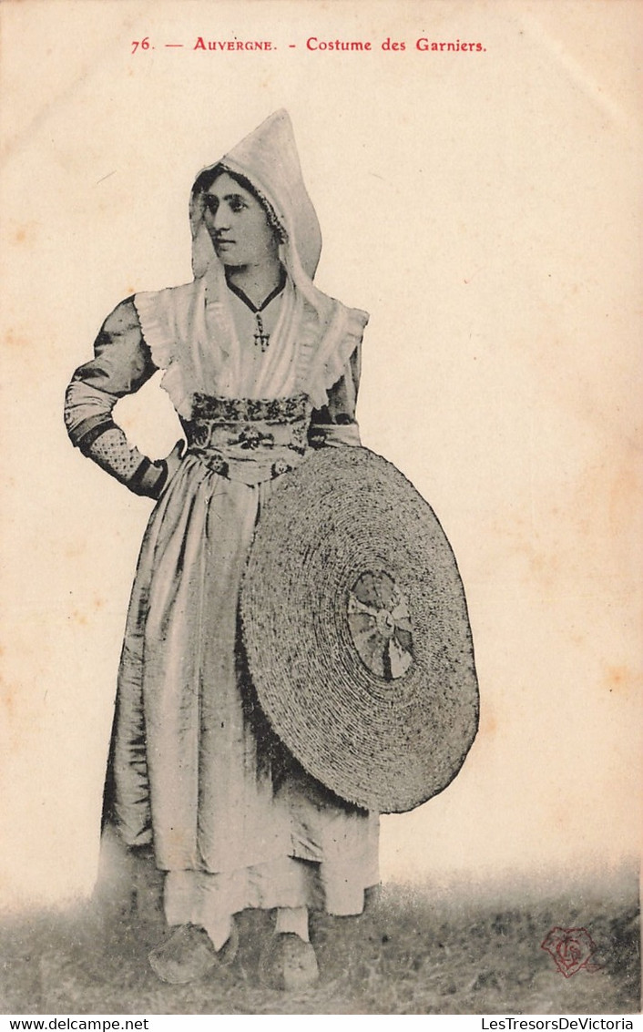 Folklore - Auvergne - Costume Des Garniers - Costume Traditionnel  - Bouclier -  Carte Postale Ancienne - Personnages