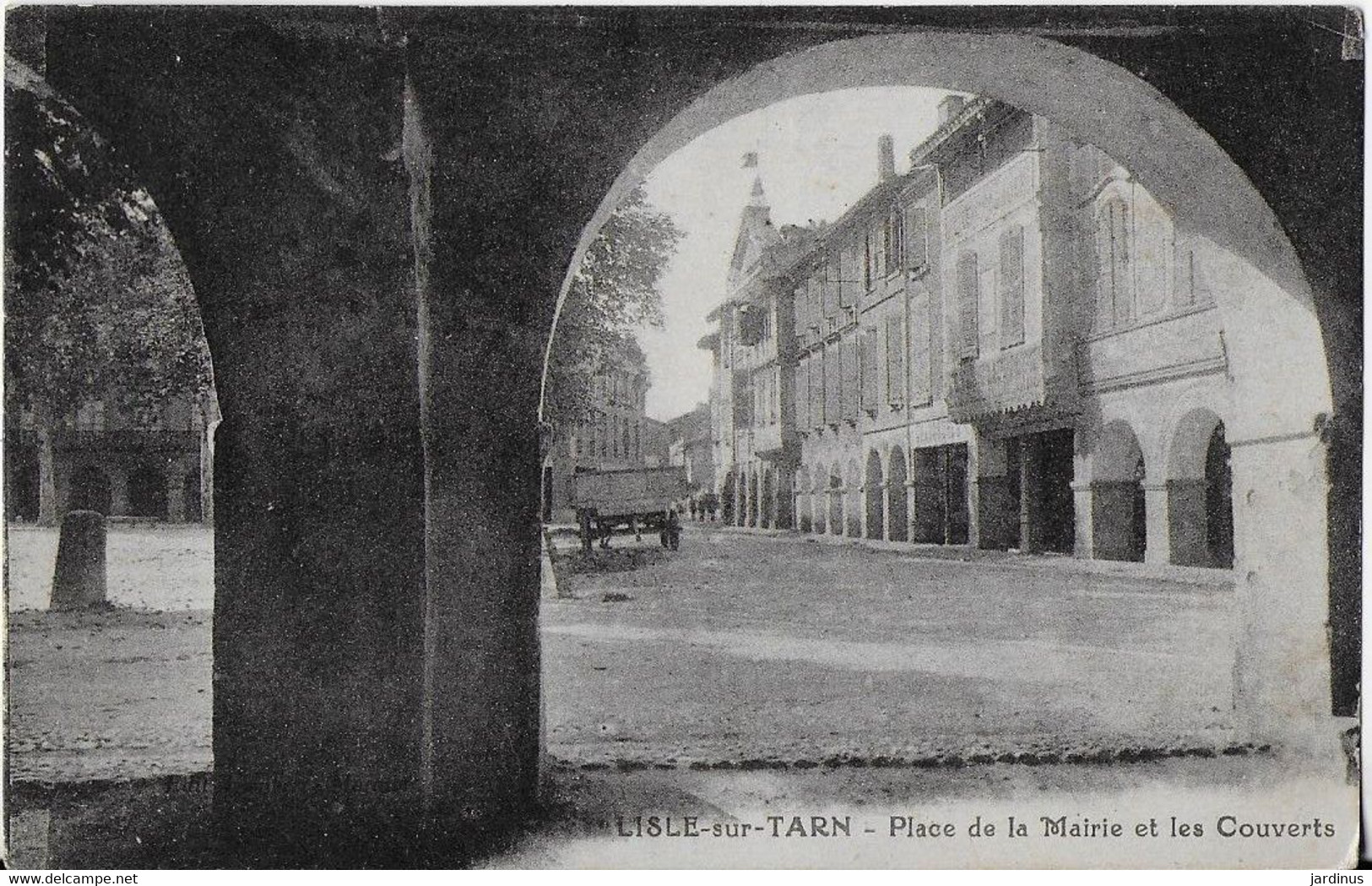 LISLE SUR TARN ( Tarn ) / Place De La Mairie Et Les Couverts - Lisle Sur Tarn