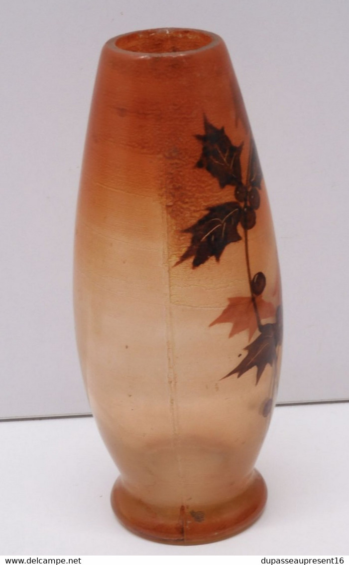 *JOLI VASE ART NOUVEAU VERRE Moulé décor peint BRANCHES FEUILLES de HOUX   E