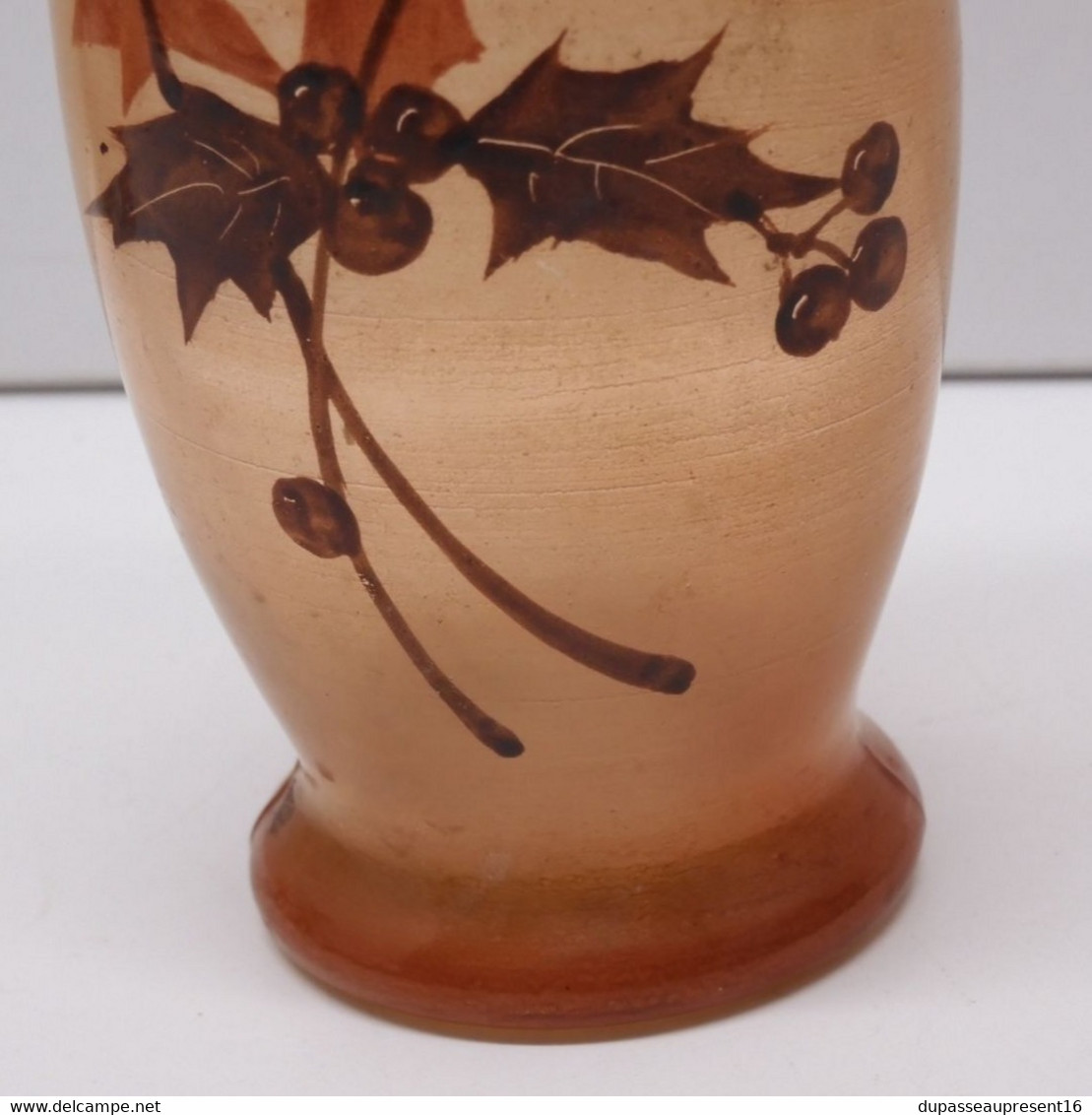 *JOLI VASE ART NOUVEAU VERRE Moulé décor peint BRANCHES FEUILLES de HOUX   E