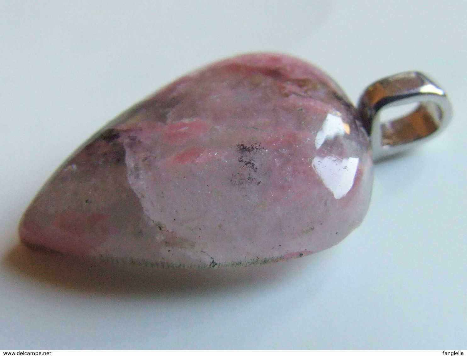 Pendentif Rhodonite, pierre naturelle, pierre rose noire, pierre de tolérance, bijou original femme, cadeau raffiné pour