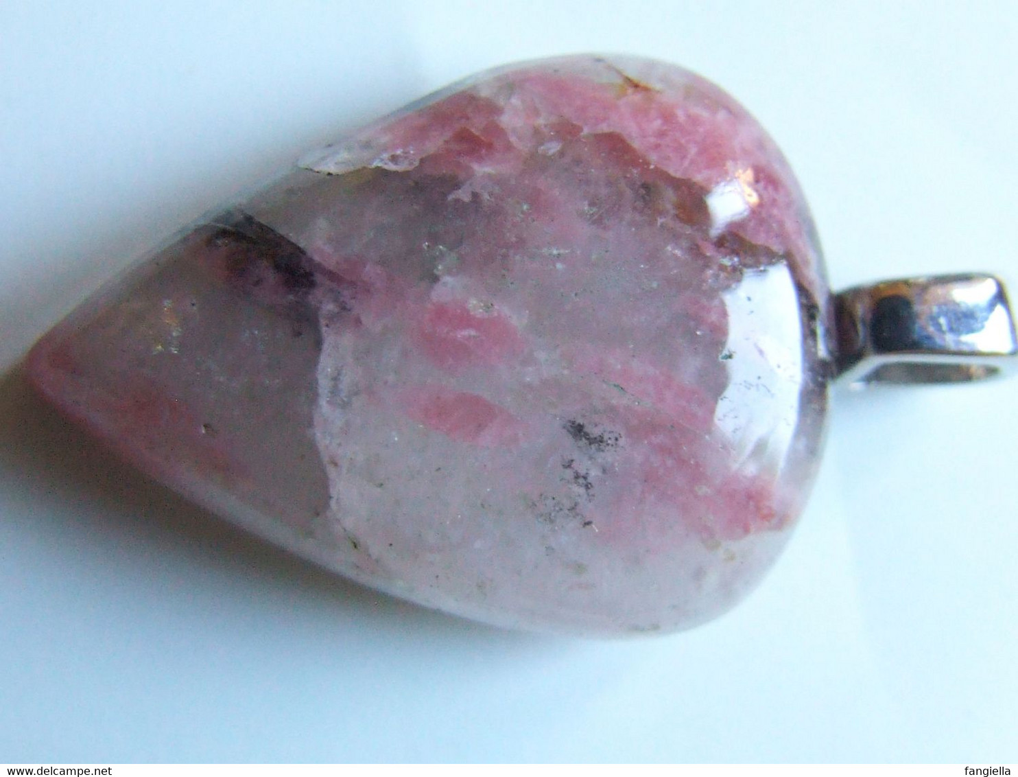 Pendentif Rhodonite, pierre naturelle, pierre rose noire, pierre de tolérance, bijou original femme, cadeau raffiné pour