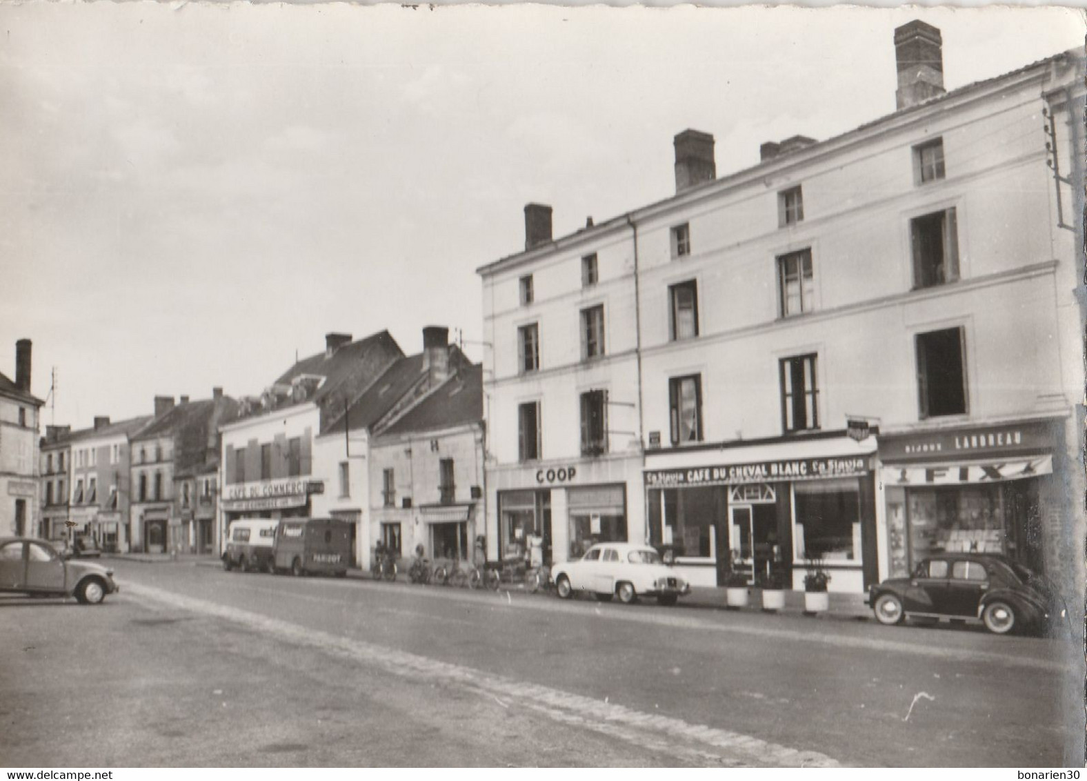 CPSM 86 LENCLOITRE LA PLACE COMMERCES AUTOS DAUPHINE 4CV 2CV TUBE - Lencloitre