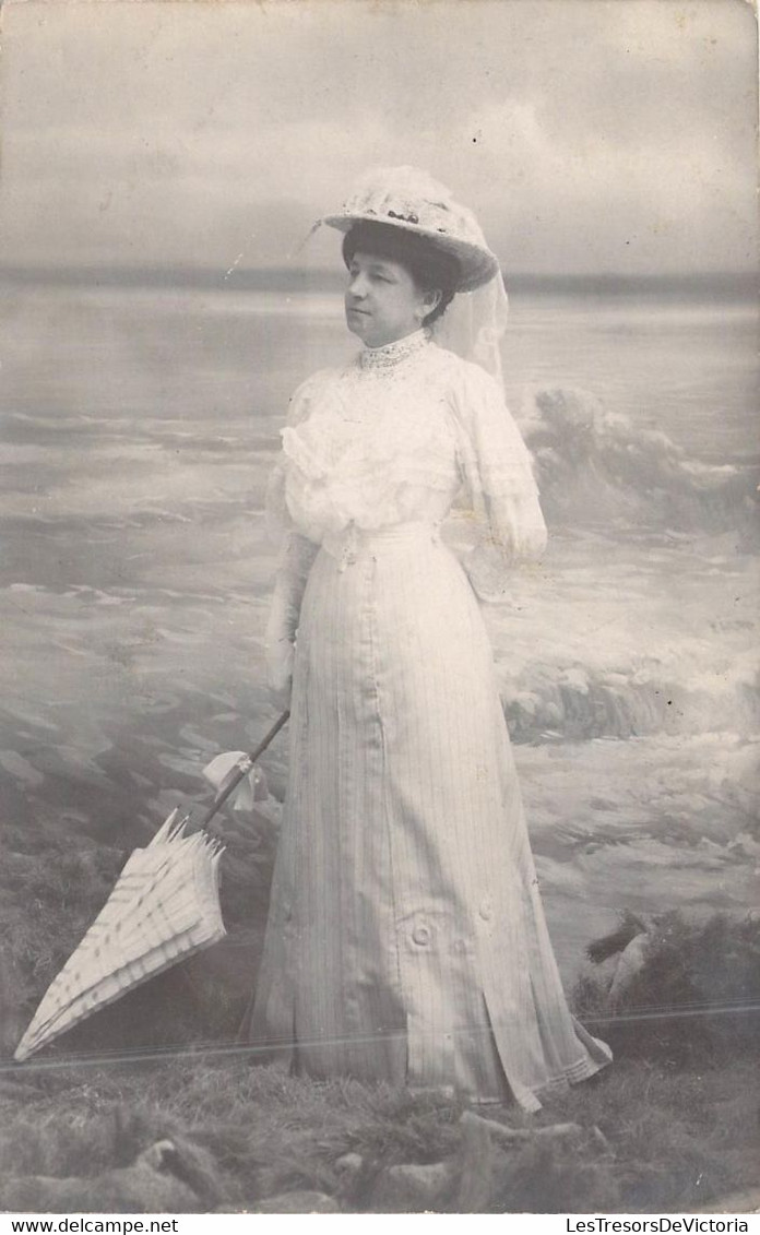 Photographie - Portrait - Robe - Parapluie - Chapeau - Femme  - Carte Postale Ancienne - Photographs