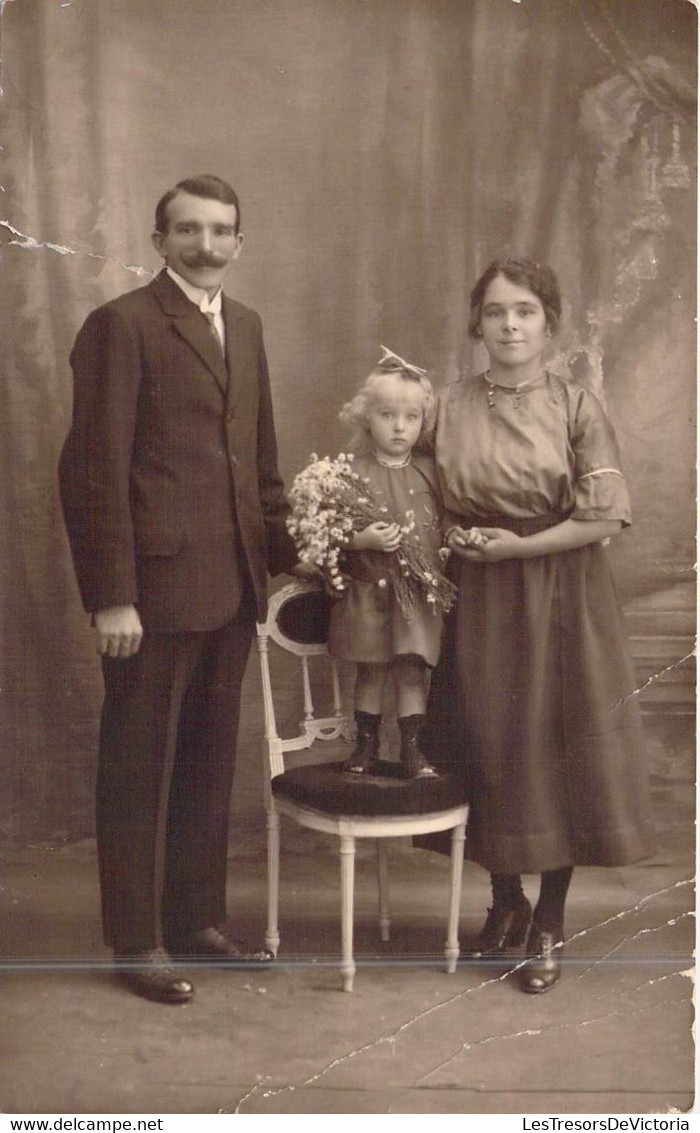 Photographie - Couple - Amour - Moustache - Enfant - Carte Postale Ancienne - Photographie