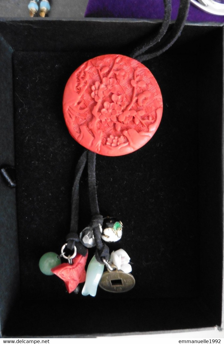 Neuf - Collier Asiatique Cordon Daim Noir Cinnabar Rouge Sculpté Pompon Perles Poisson Jade Cloisonné Papillon Pièces - Ethnics