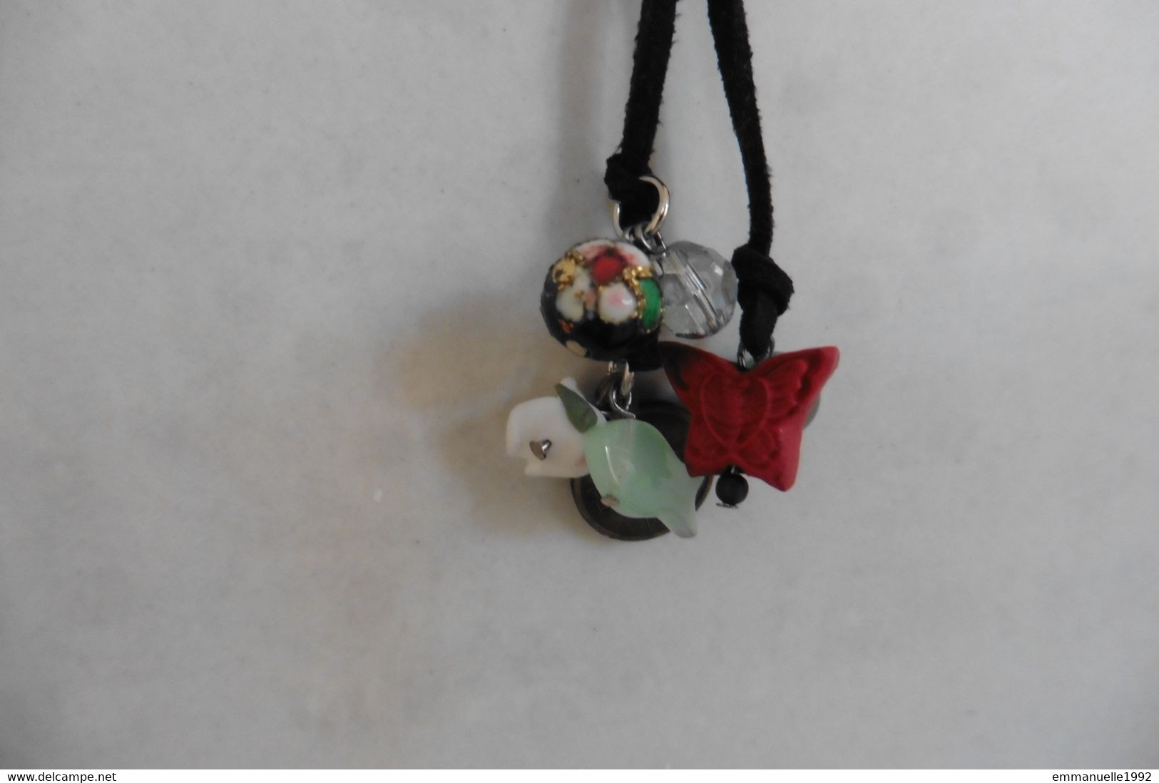 Neuf - Collier asiatique cordon daim noir cinnabar rouge sculpté pompon perles poisson jade cloisonné papillon pièces