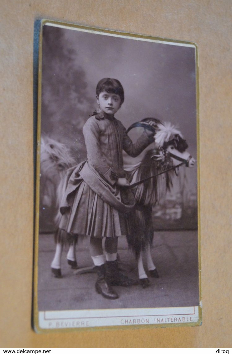 Photo Très Ancienne,fillette,enfant Et Jouet,cheval Avec Cornes... ,collection,10,5 Cm. Sur 6,5 Cm. - Alte (vor 1900)