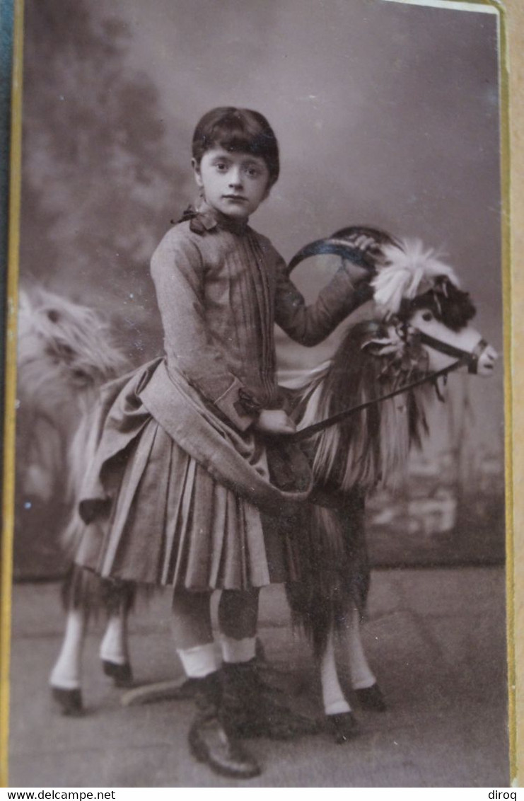 Photo Très Ancienne,fillette,enfant Et Jouet,cheval Avec Cornes... ,collection,10,5 Cm. Sur 6,5 Cm. - Old (before 1900)