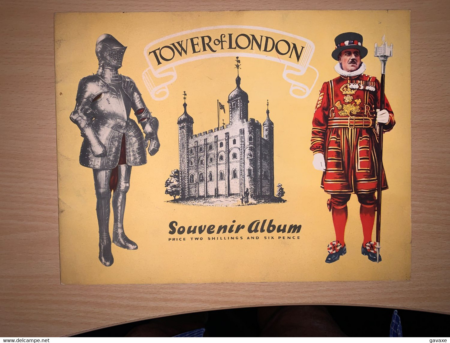 TOWER OF LONDON-SOUVENIR ALBUM - Europe