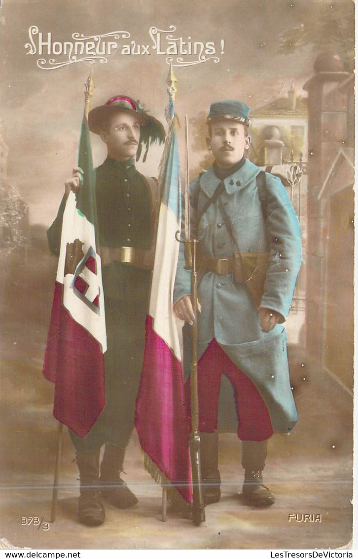 Militaria - Honneur Au Latins - Drapeau Français - Tricolore - Drapeau Royaume D'Italie - Carte Postale Ancienne - Patriottiche
