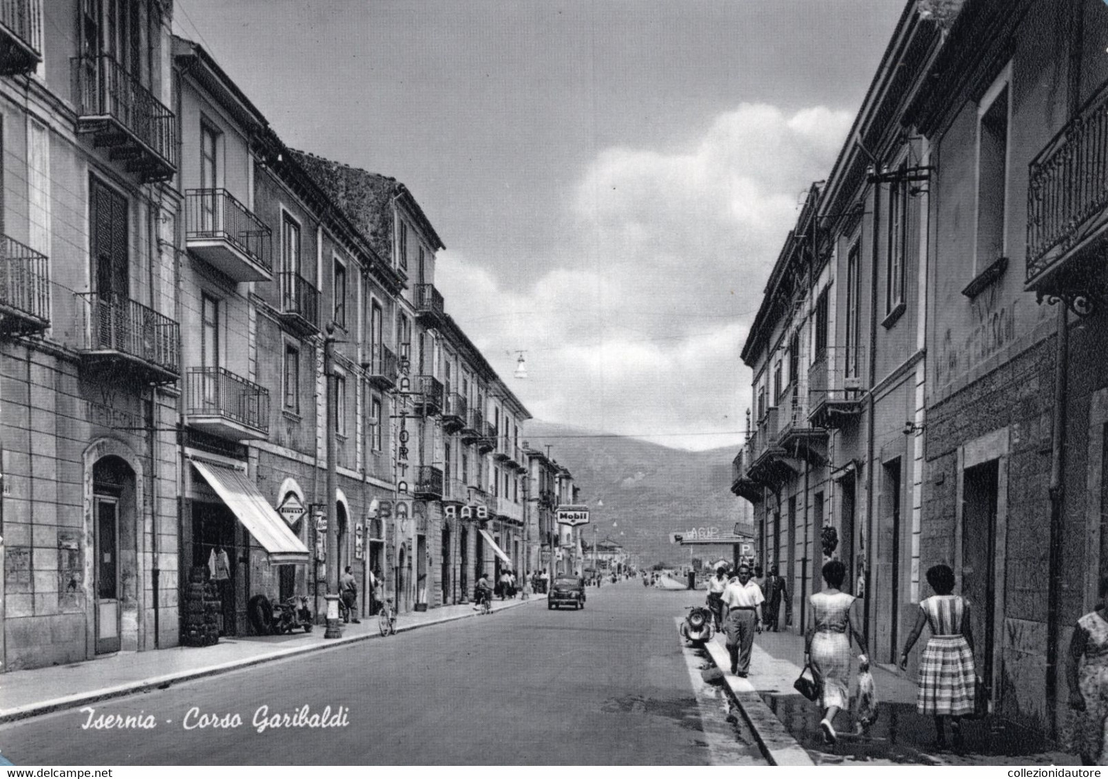 ISERNIA - CORSO GARIBALDI - ANIMATA AUTO EPOCA - STAZIONI DI RIFORNIMENTO MOBIL E AGIP - CARTOLINA FG SPEDITA ANNI 60/70 - Isernia