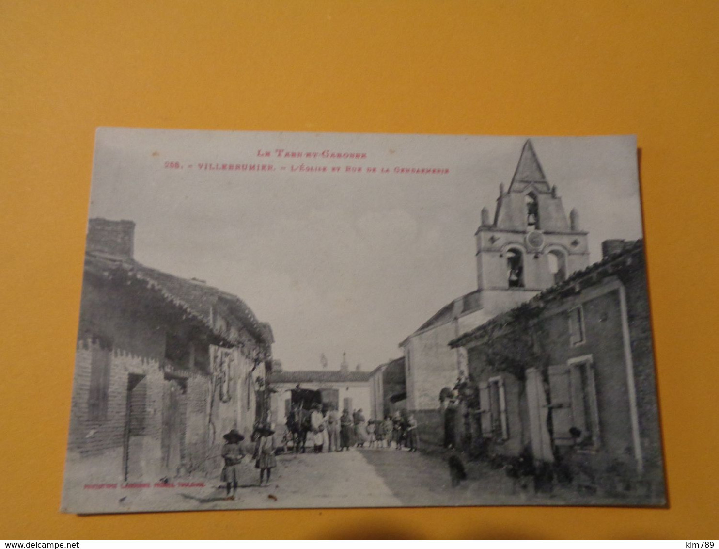 82 - Tarn Et Garonne - Villebrumier - Eglise Et Rue De La Gendarmerie - Attelage D'un Commerçant  - Animée - Beau Plan - - Villebrumier