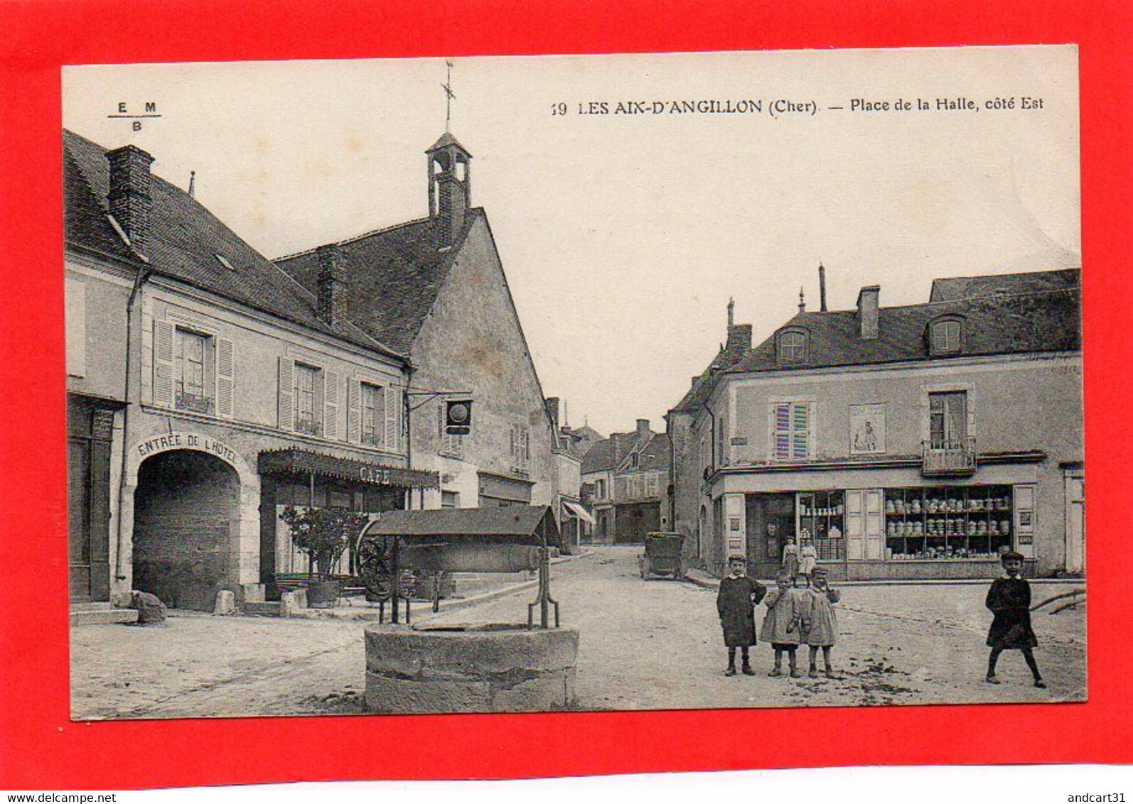 Place De La Halle - Les Aix-d'Angillon