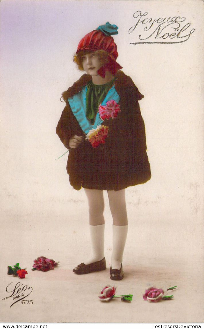 NOËL - Jeune Fille En Culotte Courte Avec Un Bonnet Rouge - Carte Postale Ancienne - Otros & Sin Clasificación