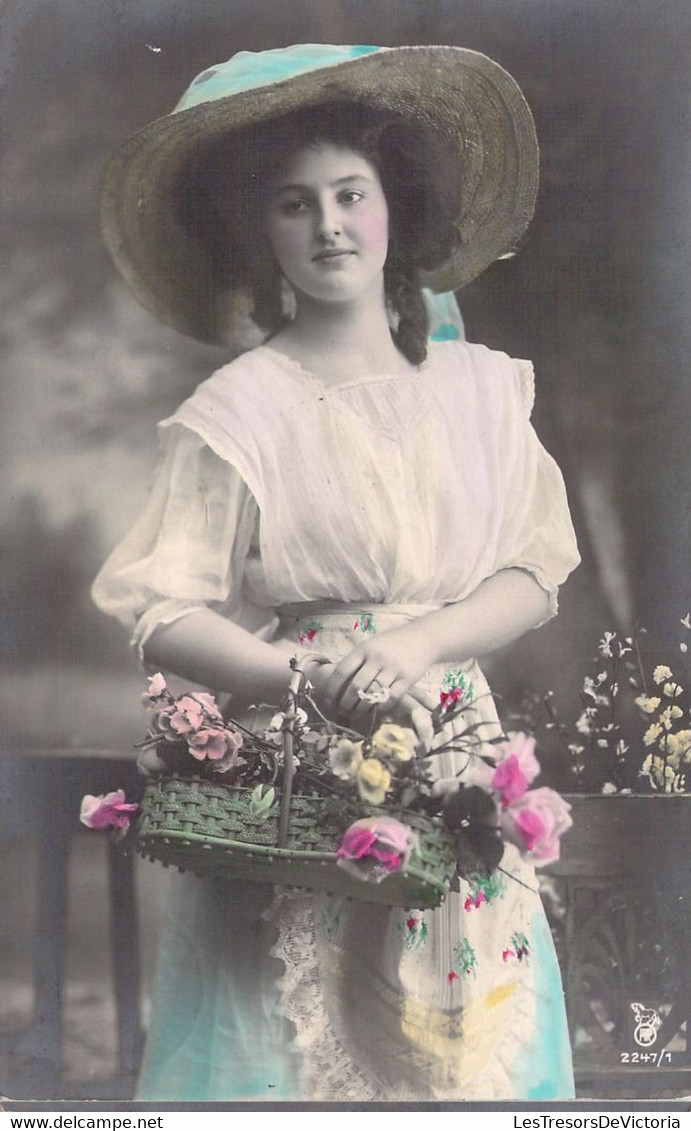 Fantaisie - Femme - Robe Broderie - Panier De Fleurs En Osier - Chapeau - Carte Postale Ancienne - Femmes