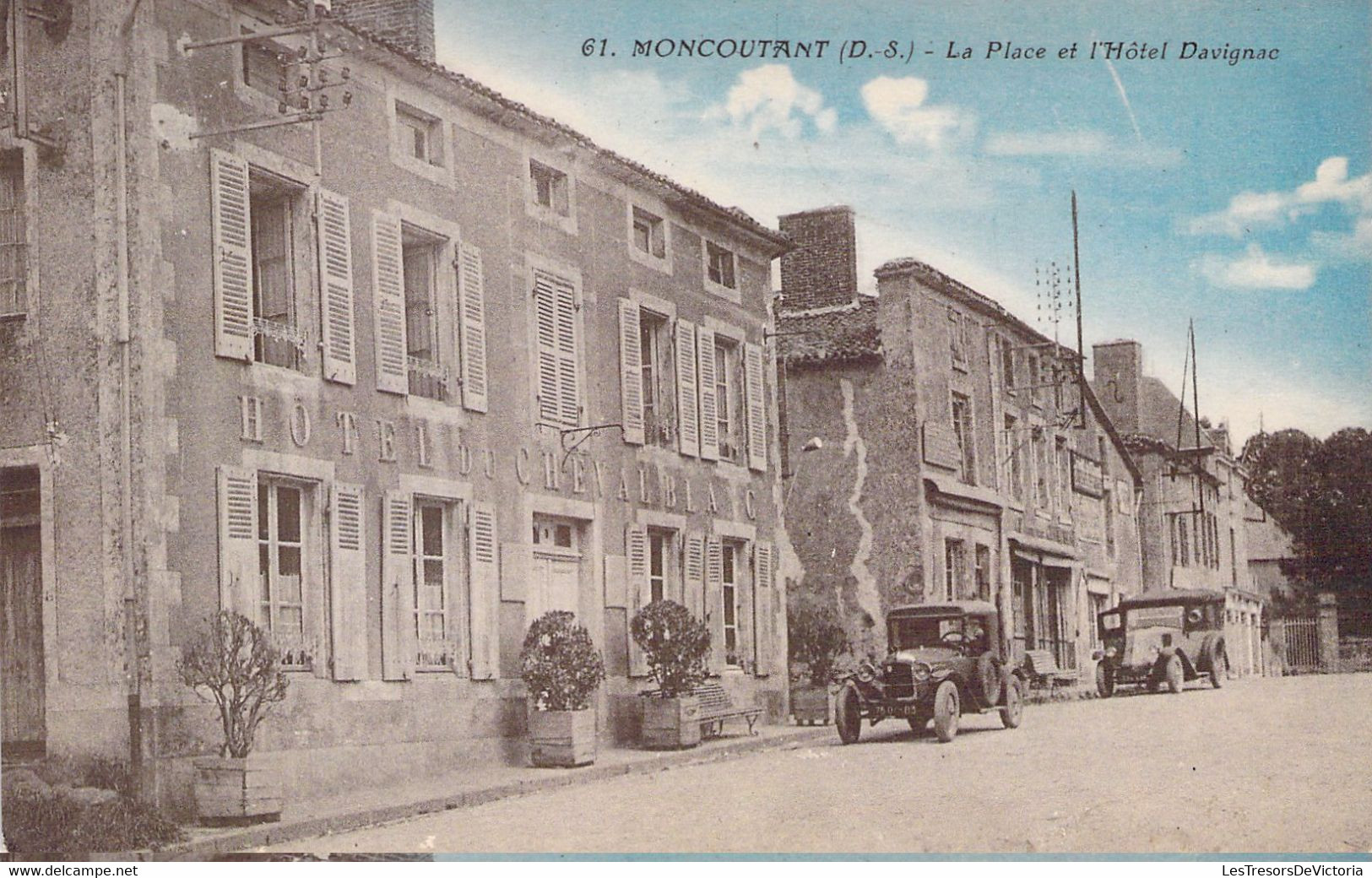 FRANCE - 79 - MONCOUTANT - La Place Et L'Hôtel Davignac - Vieille Voiture - Carte Postale Ancienne - Moncoutant