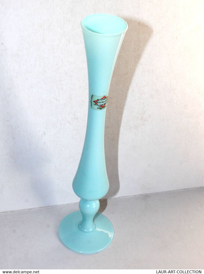 JOLI ANCIEN VASE SOLIFLORE, TULIPE EN OPALINE BLEU DE LA CRISTALLERIE FOUGERAISE H:28,5cm (3008.16) - Vazen