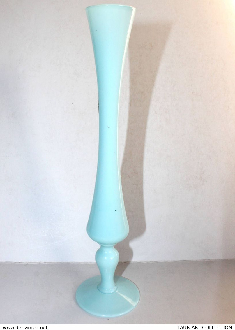 JOLI ANCIEN VASE SOLIFLORE, TULIPE EN OPALINE BLEU DE LA CRISTALLERIE FOUGERAISE H:28,5cm (3008.16) - Jarrones