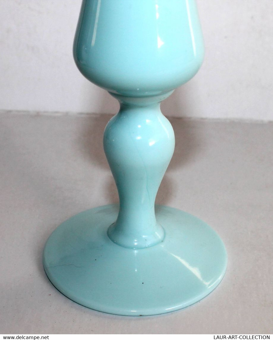 JOLI ANCIEN VASE SOLIFLORE, TULIPE EN OPALINE BLEU DE LA CRISTALLERIE FOUGERAISE H:28,5cm (3008.16)