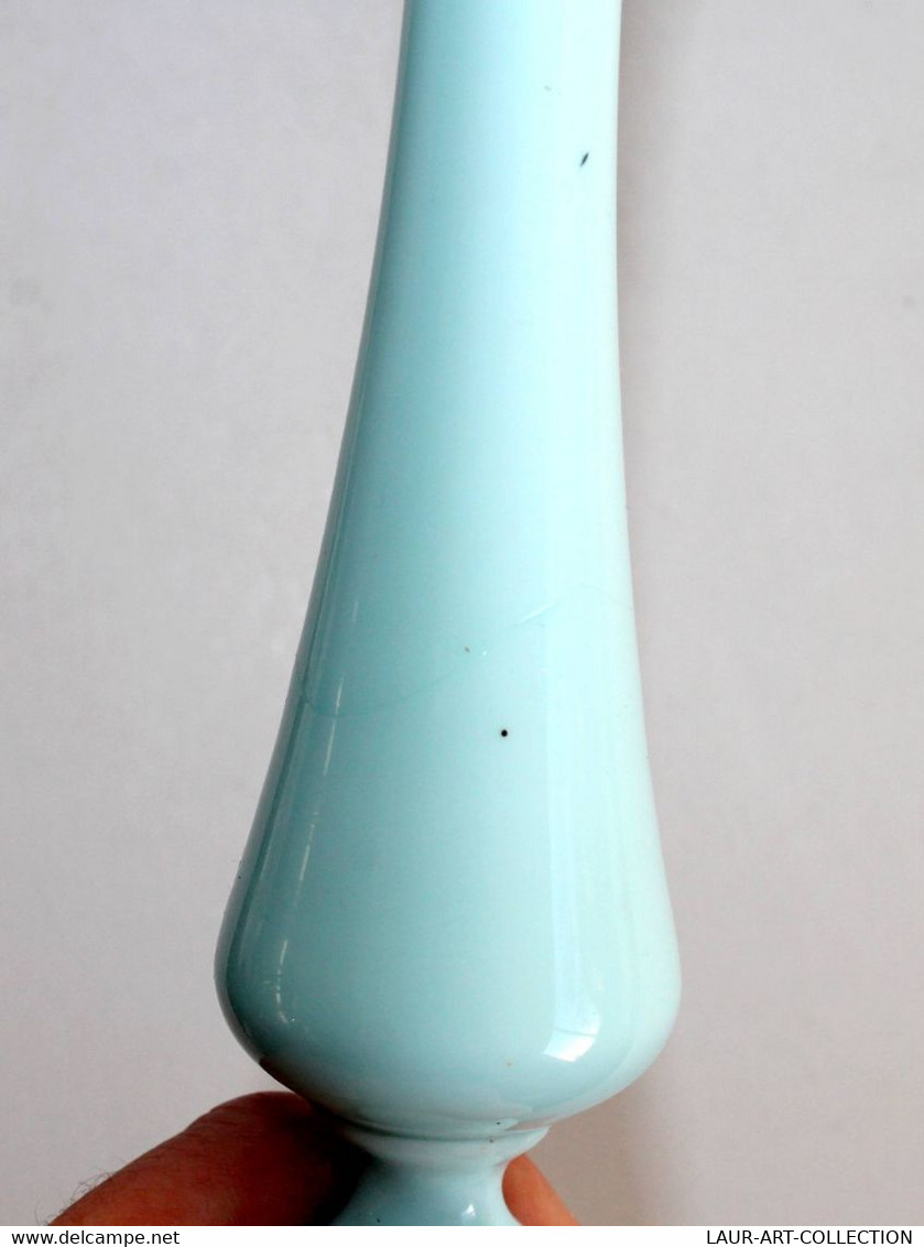 JOLI ANCIEN VASE SOLIFLORE, TULIPE EN OPALINE BLEU DE LA CRISTALLERIE FOUGERAISE H:28,5cm (3008.16)