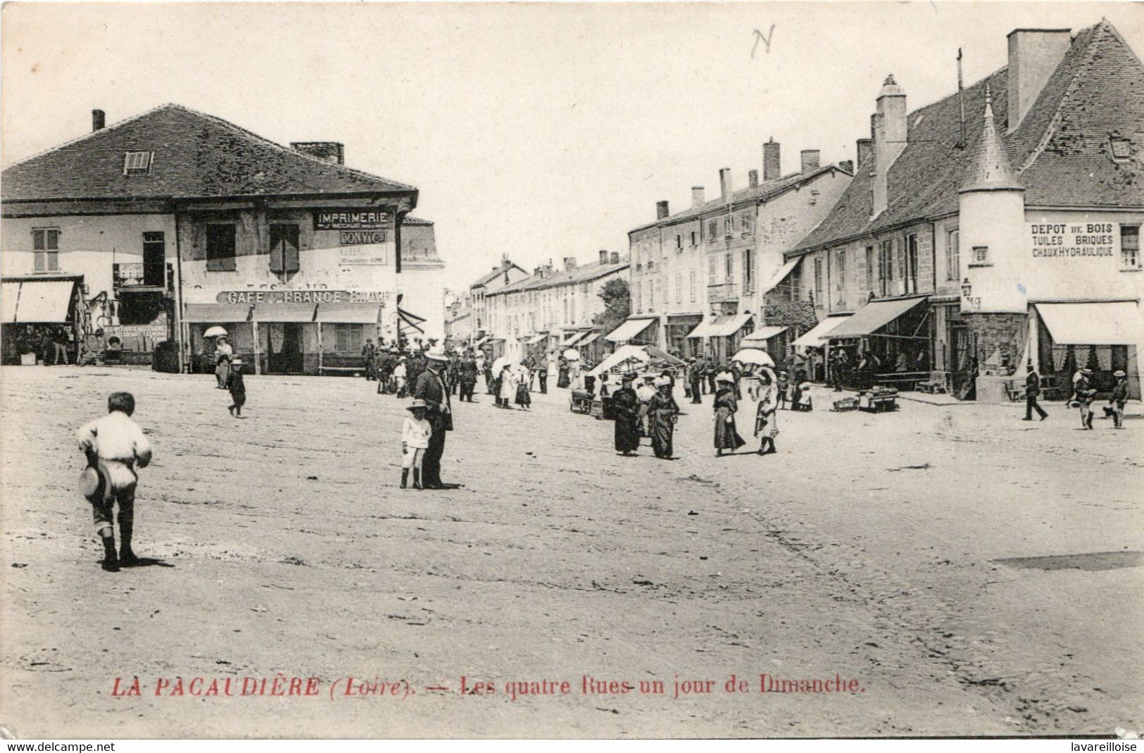 CPA 42 LA PACAUDIERE LES QUATRE RUES UN JOUR DE MARCHE RARE BELLE CARTE !! - La Pacaudiere