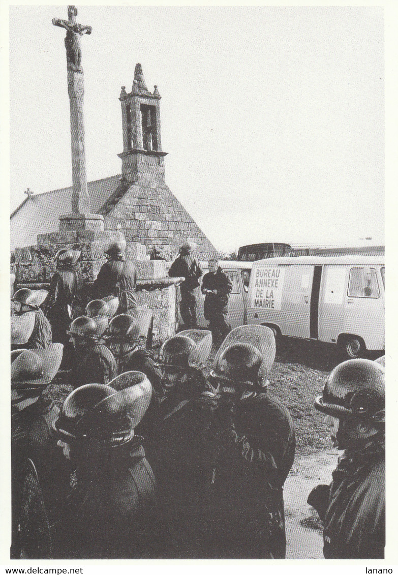 29 PLOGOFF Enquête D'utilité Publique Centrale Nucléaire 1980 CRS Gendarmes Mobiles Devant Le Calvaire - Plogoff