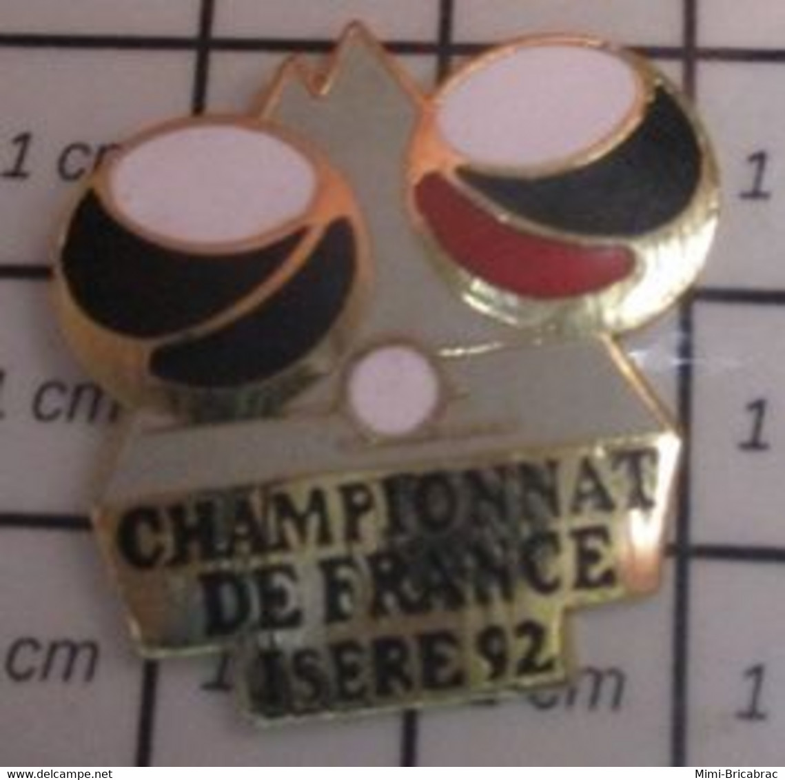 414c Pin's Pins / Beau Et Rare / SPORTS / PETANQUE CHAMPIONNAT DE FRANCE ISERE 92 - Bowls - Pétanque