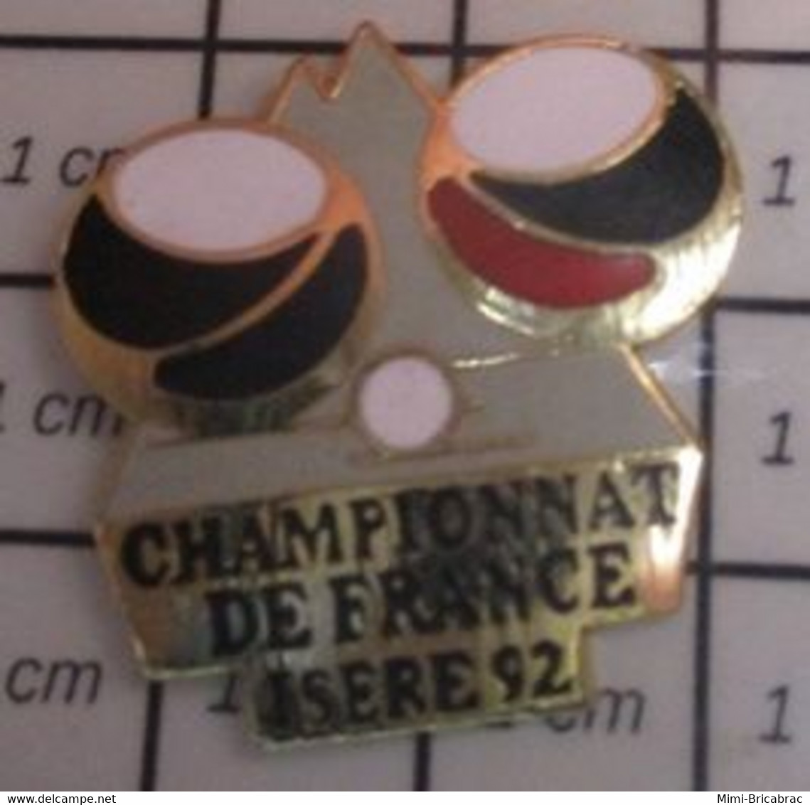 414c Pin's Pins / Beau Et Rare / SPORTS / PETANQUE CHAMPIONNAT DE FRANCE ISERE 92 - Pétanque