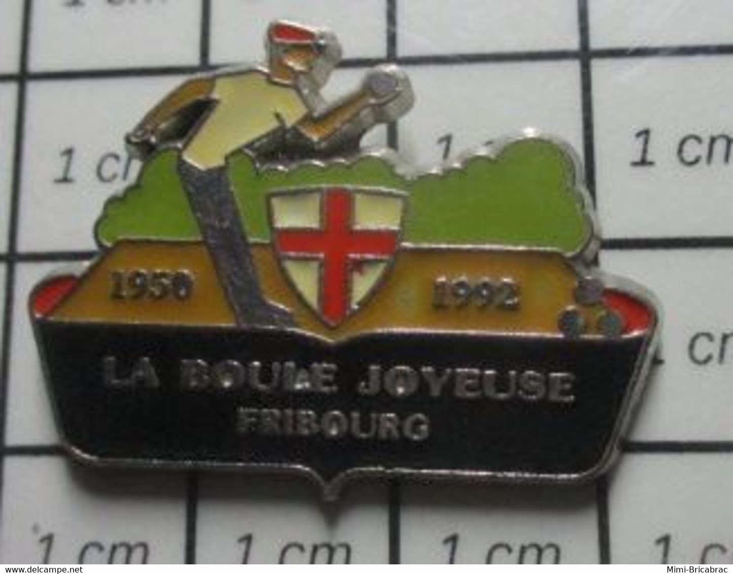 414c Pin's Pins / Beau Et Rare / SPORTS / PETANQUE LA BOULE JOYEUSE FRIBOURG SUISSE - Boule/Pétanque