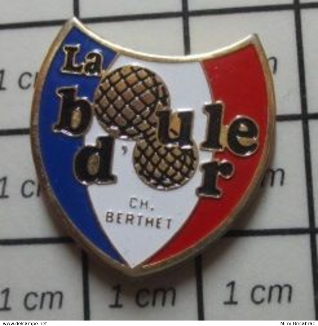 312b Pin's Pins / Beau Et Rare / SPORTS / PETANQUE CH BERTET LA BOULE D'OR .... Ne La Réveillons Pas ! - Pétanque