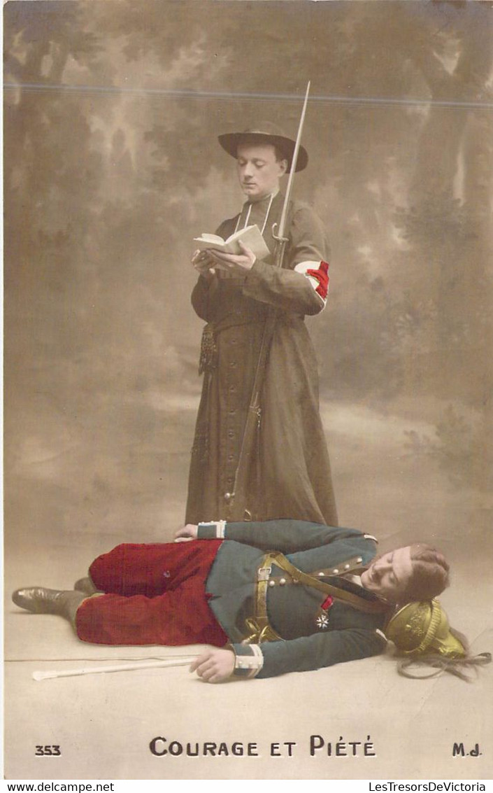 Militaria - Médecin Lit Une Prière Pour Un Militaire Décédé - Courage Et Piété - Carte Postale Ancienne - Heimat