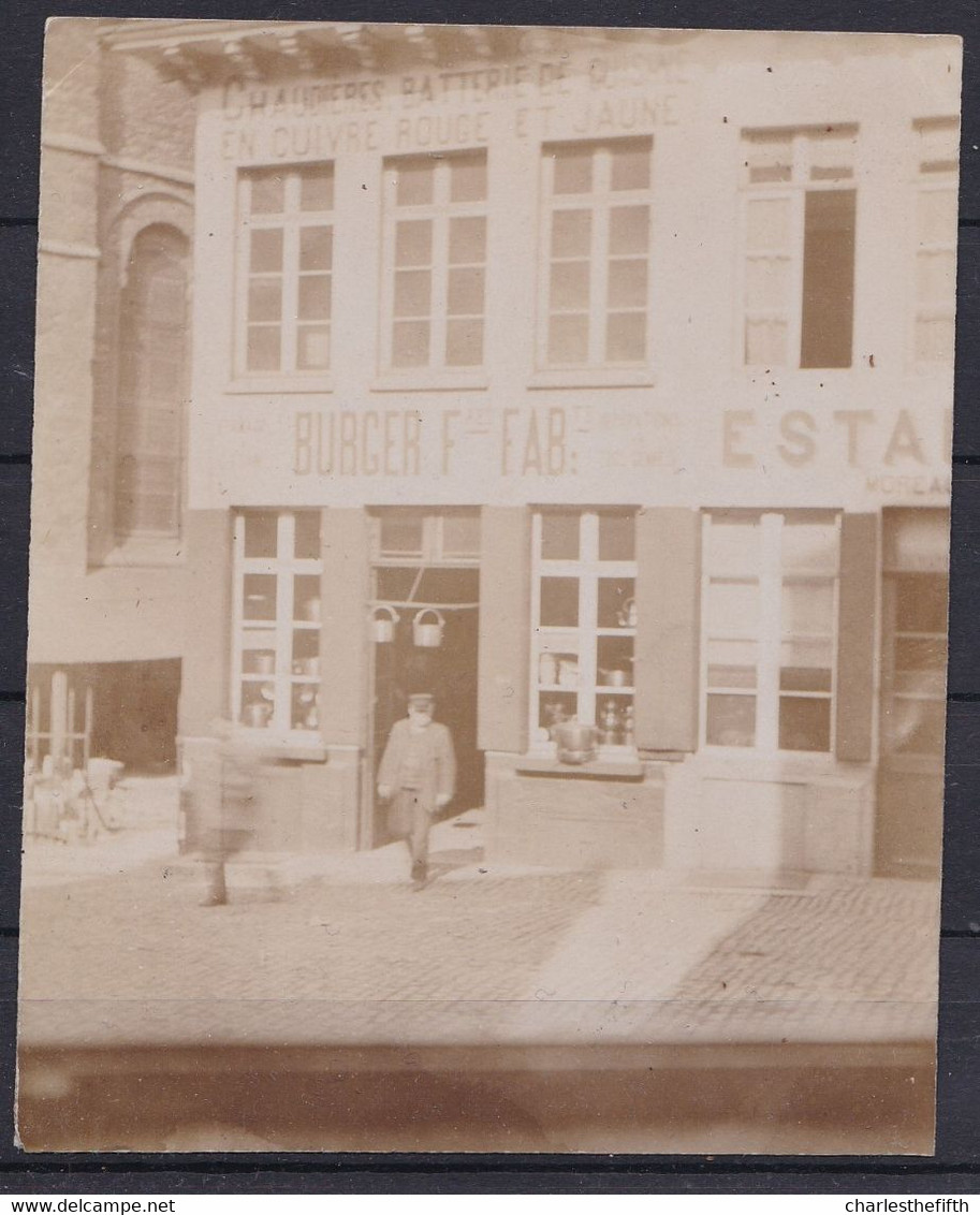 A IDENTIFIER - VIEILLE PHOTO MAGASIN CHAUDIERES - BATTERIE DE CUISINE EN CUIVRE ROUGE ET JAUNE ( Voir église à Côté ) - Ancianas (antes De 1900)