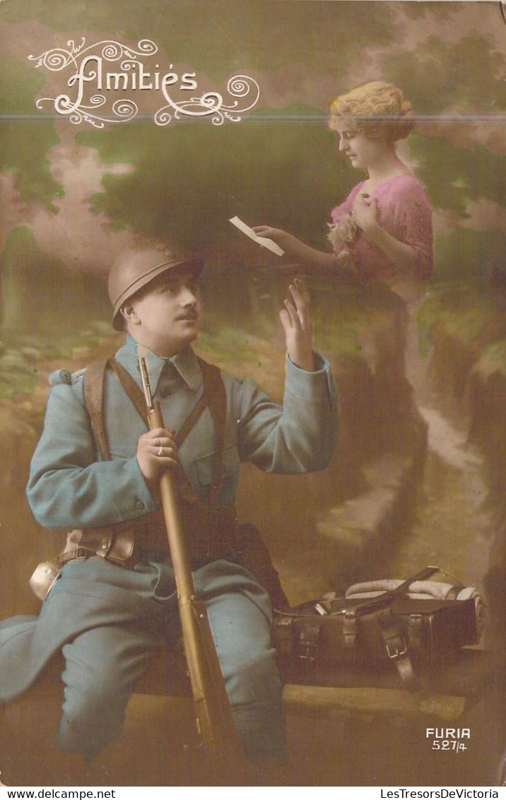 Militaria - Militaire Envoie Une Lettre à Sa Femme - Fusil - Sacoche - Amitiés - Carte Postale Ancienne - Patriotiques