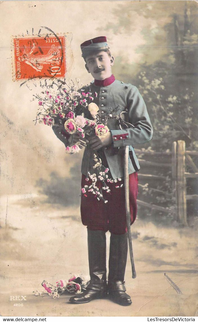 Militaria - Militaire Porte Un Bouquet De Fleurs  - Képi -  Carte Postale Ancienne - Patriotiques