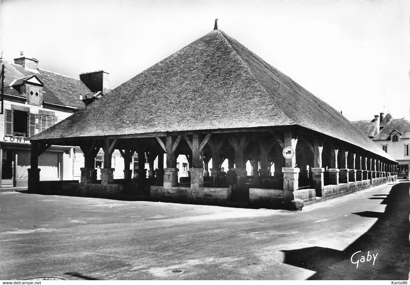 Questembert * Place Et Les Halles - Questembert