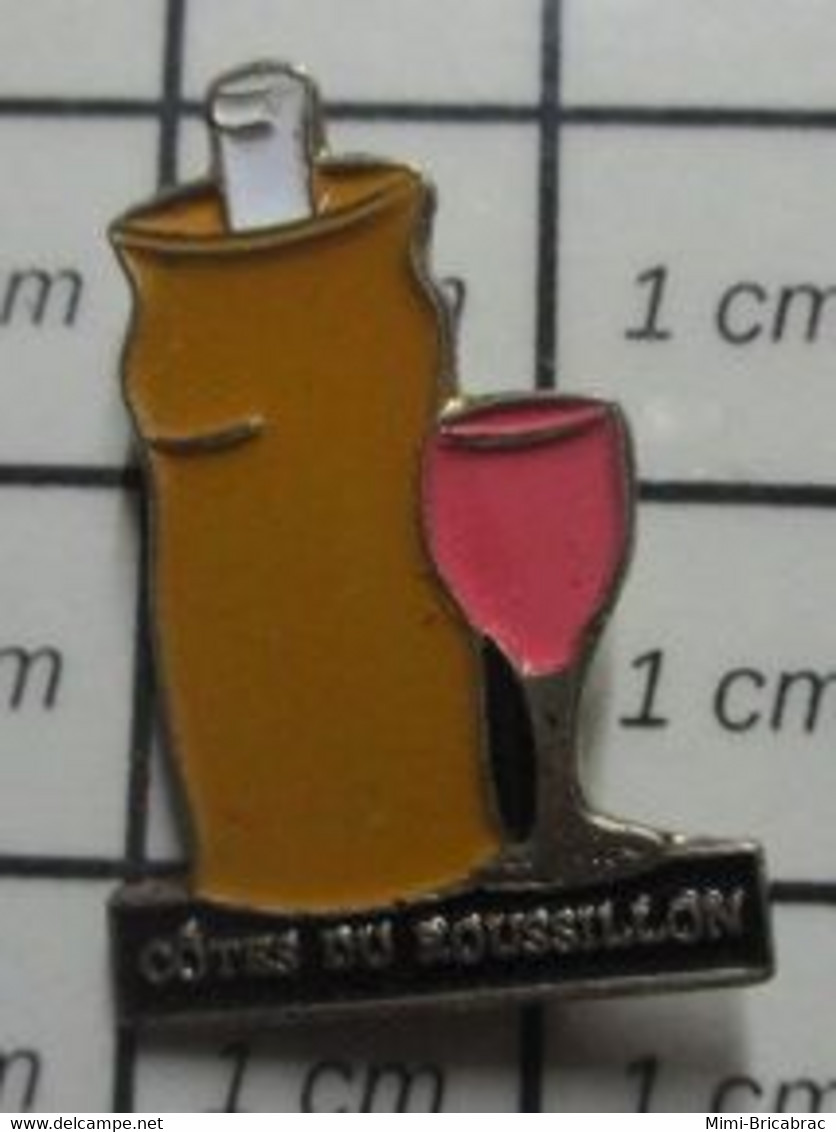 710c Pin's Pins / Beau Et Rare / BOISSONS / VERRE ET BOUTEILLE DE VIN ROSé COTES DU ROUSSILLON - Petanque