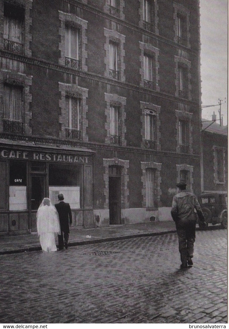 ROBERT DOISNEAU - La Stricte Intimité - Montrouge 1945 - Doisneau