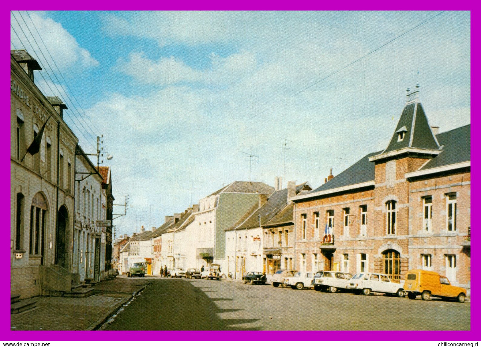 * Cpsm - BERLAIMONT - Place De La Mairie - Renault 4 L - N° 1750 - Edit. PIERRON - Berlaimont